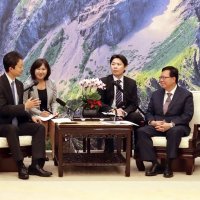 鄭副院長（右）と会談する熊谷知事＝県庁提供