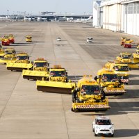 Ｖ字編成一気に除雪　成田空港　冬本番へ本格訓練