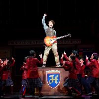 「スクールオブロック」。♪『支配者に立ち向かえ』の一場面。デューイ役の西川貴教（中央）
