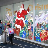 成田空港Ｘマス一色　イラスト、見送り…　サンタあちこちに