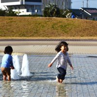 「１２月半ばに水遊びなんて」　千葉県内、師走に夏日　横芝光で２６・２度、１０地点で観測史上最高　船橋では水場で遊ぶ子どもの姿