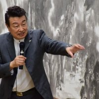 作品を解説する王子江さん
