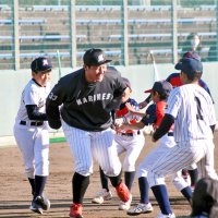 選手を追いかける「しっぽ取り対決」で、地元の球児たちと触れ合う八木選手＝１７日、鴨川市
