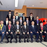「結果に見合う職人に」　技能五輪　アビリンピック　１８人入賞、千葉県庁で結果報告