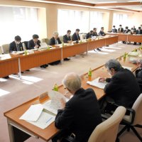 来年４月からの成田市コミュニティーバス減便を決めた地域公共交通会議＝１９日、成田市
