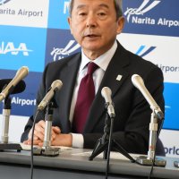 記者会見で成田空港の利用状況を説明するＮＡＡの田村社長＝２１日、成田市

