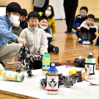 児童、ロボット操縦に挑戦　千葉工大生が出前授業　香取小