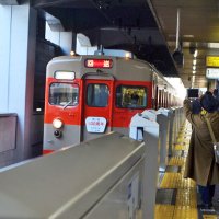 船橋駅に到着した特別電車にカメラを向けるファンたち＝２３日、船橋市の東武船橋駅
