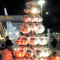 ミラーボールで輝くツリー　ＪＲ袖ケ浦駅前、幻想的に