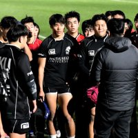 相監督の話を聞く流通経大柏の選手ら