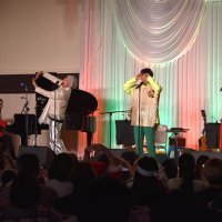 ２４日の公演で「わ！」を歌う（右から）田中さん、横山さん、杉田さん。歌に合わせて観客もおのおのの輪を作っていた＝千葉市美浜区
