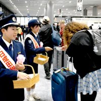 中学生が税関業務体験　成田空港、一日支署長に
