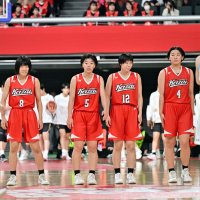 土浦日大―千葉経大付　準々決勝進出を決めた千葉経大付の選手たち＝東京体育館