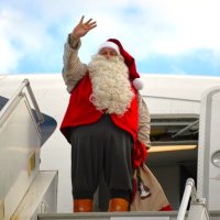 サンタがやってきた！　成田空港に到着、子どもたちと交流　「思いやりと愛持って」