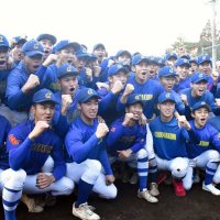 センバツ出場が決まり、記念写真に納まる中央学院ナイン＝２６日、我孫子市