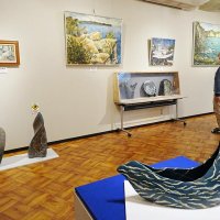 ゴジラ先生のアート一堂に　御宿で川名敏之さん回顧展　絵画と陶芸、愛した海テーマ