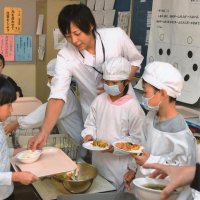 給食作りに全身全霊　児童へ「おいしい」届ける　男性栄養教諭のパイオニア　松丸奨さん（４０）松戸市出身　【ちば新時代　私たちの挑戦】