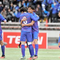 市船橋─星稜　前半１８分、先制ゴールを決めてチームメートと喜ぶ市船橋の内川遼（右から２人目）＝２日、柏の葉公園総合競技場