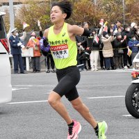 ３区中継所に向かう中院大の吉田＝横浜市戸塚区