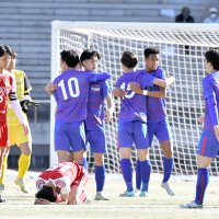 市船橋─名古屋　準決勝進出を決め、喜ぶ市船橋イレブン（奥）=４日、柏の葉公園総合競技場
