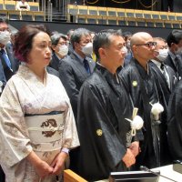 和服姿で仕事始め式に出席した市川市の幹部職員ら＝市川市役所