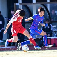 後半、競り合う市船橋の太田（右）＝４日

