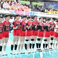 ３回戦進出を決め、応援席に挨拶をする女子習志野
