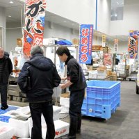 さっそく卸業者や客が訪れて活気が出る水産棟＝５日午前５時５５分ごろ、成田市場