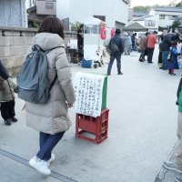 勝浦朝市通りに設置された輪島朝市支援の義援金募金箱＝７日午前、勝浦市