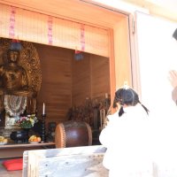薬師如来坐像　間近に　銚子・常灯寺でご開帳　年１度、境内にぎわう　参拝客、無病息災願い