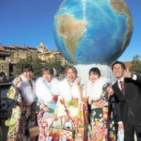 東京ディズニーシーでポーズを取る「新２０歳」の若者たち
