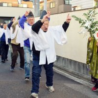 神主役の先導で弥勒踊りを披露する住民
