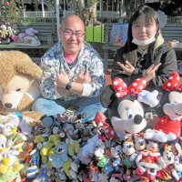ミニーらのグッズを持参した大ファンの栗原さん（右）と原田さん＝９日、浦安市の東京ディズニーランド