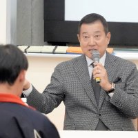 巨人前監督の原さん「正しい時間の使い方を」　国際武道大で講義　学生に心構え説く　勝浦