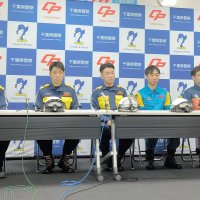 救助活動の様子を振り返る隊員ら＝１２日、県警本部
