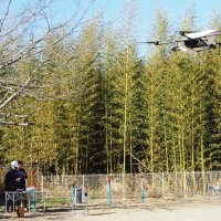 （２）目的地に向かって　飛び立つドローン
