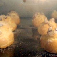 オーブンの中で焼き上がりを待つシュークリーム