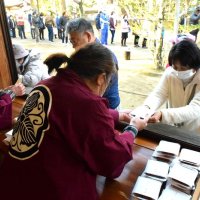 風邪ひかず福招く　縁起物「とがらしごぼう」　４年ぶり参拝者配布　旭・西宮神社