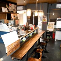 喫茶店だった店舗をラーメン店に改修したため、レトロな雰囲気が漂う