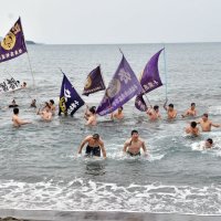 寒中水泳を終え、達成感に満ちた表情で海から出る高校生たち＝２０日、館山市
