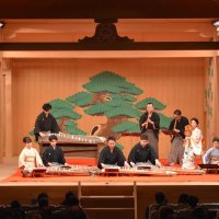 ２０日の公演のアンコール。ボーカロイド曲「千本桜」を演奏する沖政さん（中央）ら＝千葉市中央区の青葉の森公園芸術文化ホール
