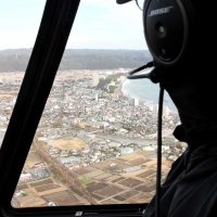 上空から鴨川の市街地を見るパイロット＝鴨川市