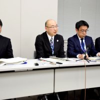 被災地での体験を語る座間次長（左から２人目）ら＝２３日、千葉県庁