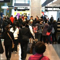 訪日外国人など旅客でにぎわう成田空港の国際線到着ロビー＝２５日午後、成田市