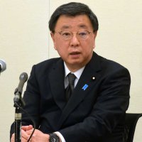 安倍派の政治資金パーティー裏金事件について記者会見で説明する松野氏＝２６日、衆院議員会館
