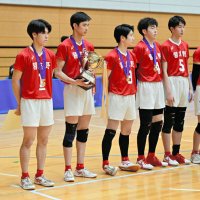 １３連覇し表彰式に臨む習志野の選手＝２８日、東金アリーナ
