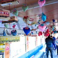 つるし雛が飾り付けられたいすみ鉄道の車内。２月１日から運行して、御宿町の「つるし雛めぐり」を盛り上げる＝大多喜町