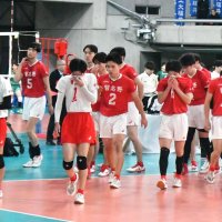 ３回戦で東北に敗れ、肩を落とす男子習志野の選手たち＝東京体育館