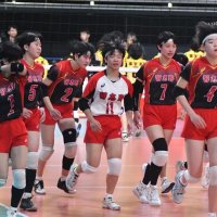 ３回戦で富士見に敗れ、スタンドにあいさつに向かう女子習志野の選手たち＝東京体育館