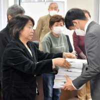 東葉高速鉄道の運賃値下げを　住民団体、千葉県に署名７０００人分提出　初乗り２１０円、１６キロで６４０円　「利用者が他路線に流れる」